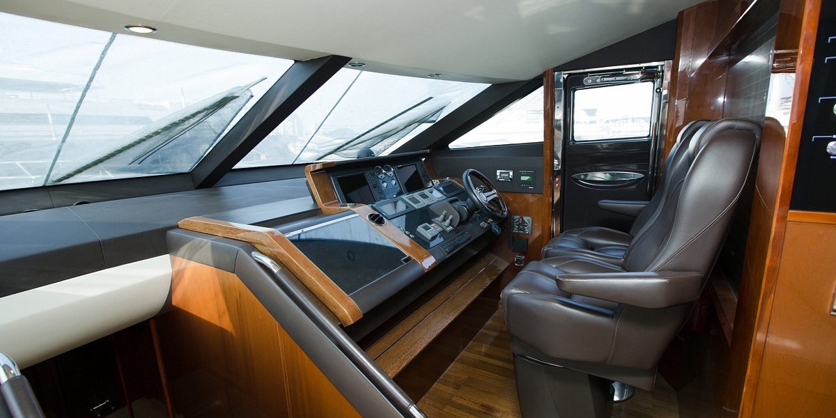 Продается моторная яхта PRINCESS 78 - пост управления